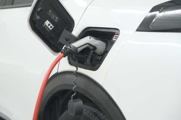 Peugeot e-2008 EV GT 50 kWh | Camera | Alcantara Pakket | Adaptieve Cruise Control | Stoelverwarming | Dodehoekdetectie