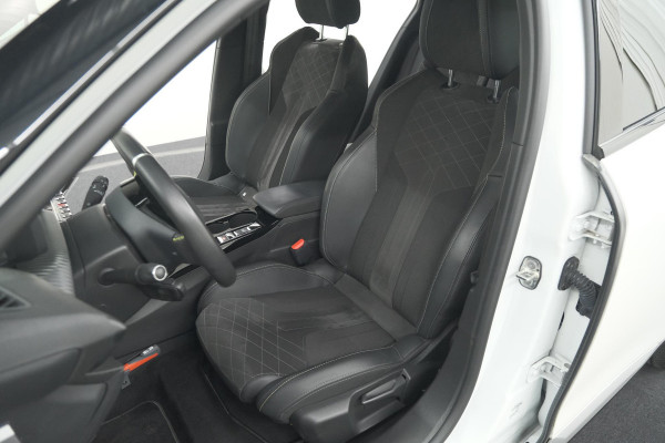 Peugeot e-2008 EV GT 50 kWh | Camera | Alcantara Pakket | Adaptieve Cruise Control | Stoelverwarming | Dodehoekdetectie