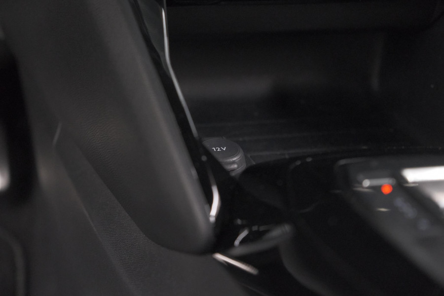 Peugeot e-2008 EV GT 50 kWh | Camera | Alcantara Pakket | Adaptieve Cruise Control | Stoelverwarming | Dodehoekdetectie