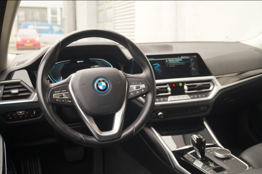 BMW 3 Serie Touring 320e PHEV Business Edition -LEER-TREKHAAK-ECC-