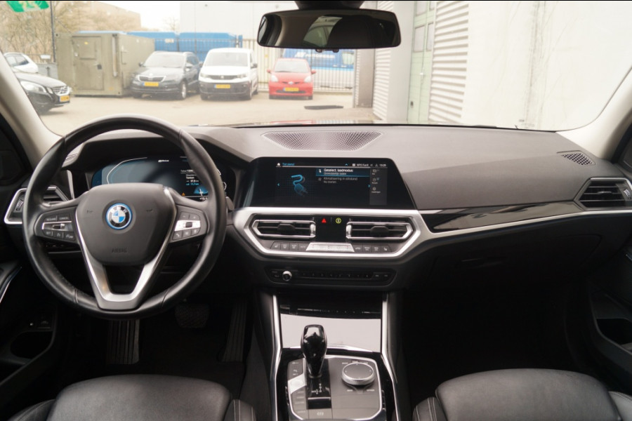 BMW 3 Serie Touring 320e PHEV Business Edition -LEER-TREKHAAK-ECC-