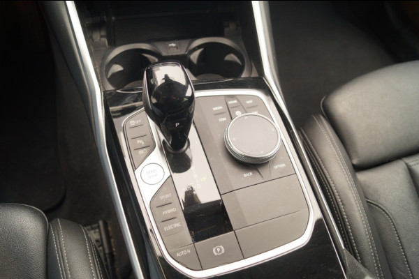 BMW 3 Serie Touring 320e PHEV Business Edition -LEER-TREKHAAK-ECC-