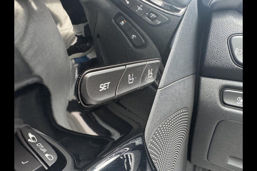 Kia e-Niro ExecutiveLine 64 kWh | JBL audio | Stoel verwarming en ventilatie | Stuurverwarming | Lederen | Dodehoek detectie | Navigatie | Apple Carplay / Android Auto | Elektrisch bedienbare bestuurdersstoel met geheugen