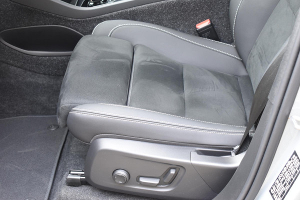 Volvo EX40 Single Motor Extended Range Ultra 82 kWh Extra getint glas / 360 Camera / 20'' velgen / Panoramadak / Zwart dak / Harman Kardon / Microtech/Nubuck