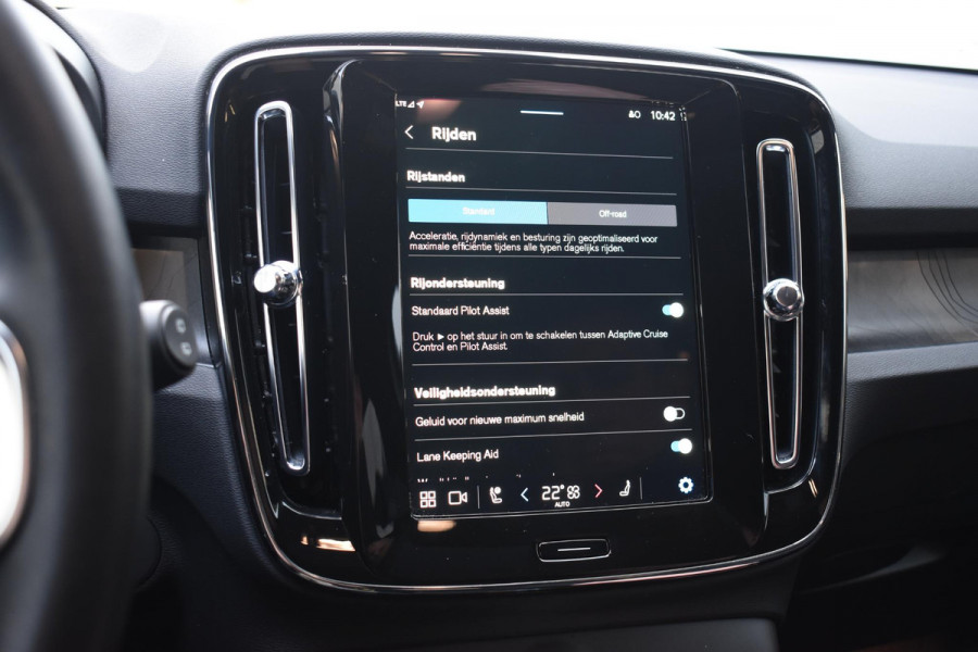 Volvo EX40 Single Motor Extended Range Ultra 82 kWh Extra getint glas / 360 Camera / 20'' velgen / Panoramadak / Zwart dak / Harman Kardon / Microtech/Nubuck