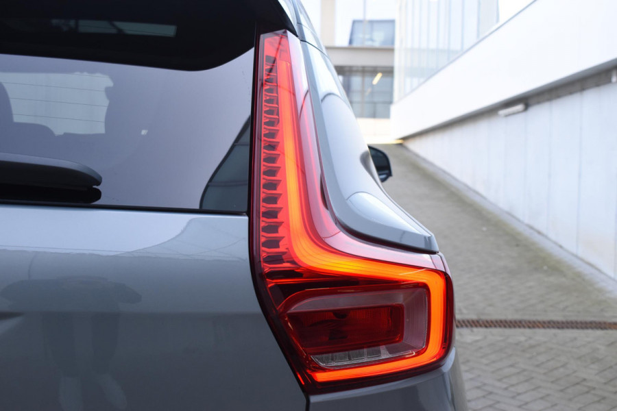 Volvo EX40 Single Motor Extended Range Ultra 82 kWh Extra getint glas / 360 Camera / 20'' velgen / Panoramadak / Zwart dak / Harman Kardon / Microtech/Nubuck