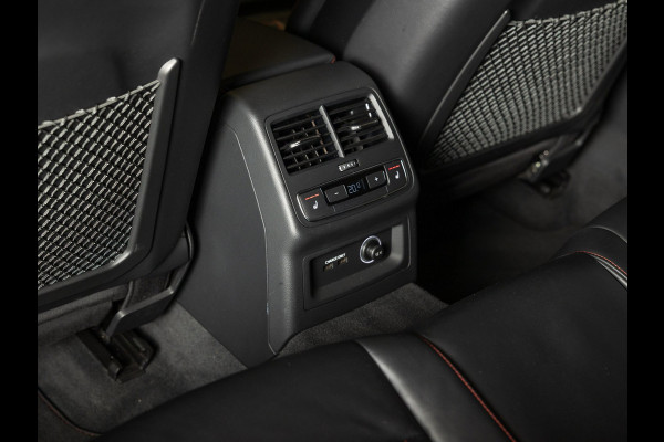 Audi A4 Avant 2.9 TFSI RS 4 quattro / 450pk / Panorama dak / Head up display / Carbon /