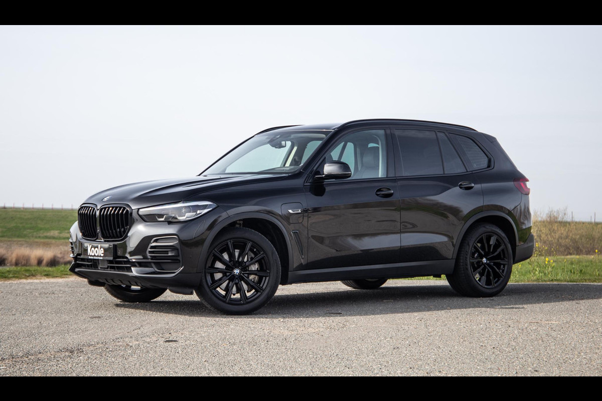 BMW X5 xDrive45e CARPLAY / CAMERA / DEALER ONDERHOUDEN /  LEER / STOELVERWARMING / BLACK ON BLACK