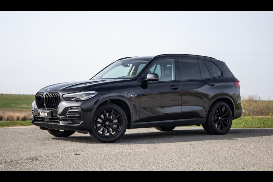 BMW X5 xDrive45e CARPLAY / CAMERA / DEALER ONDERHOUDEN /  LEER / STOELVERWARMING / BLACK ON BLACK