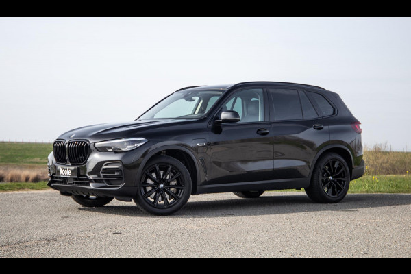 BMW X5 xDrive45e CARPLAY / CAMERA / DEALER ONDERHOUDEN /  LEER / STOELVERWARMING / BLACK ON BLACK