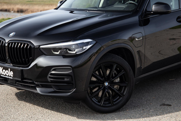 BMW X5 xDrive45e CARPLAY / CAMERA / DEALER ONDERHOUDEN /  LEER / STOELVERWARMING / BLACK ON BLACK