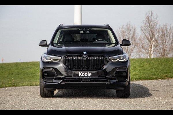 BMW X5 xDrive45e CARPLAY / CAMERA / DEALER ONDERHOUDEN /  LEER / STOELVERWARMING / BLACK ON BLACK