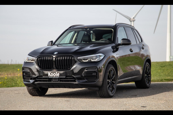 BMW X5 xDrive45e CARPLAY / CAMERA / DEALER ONDERHOUDEN /  LEER / STOELVERWARMING / BLACK ON BLACK
