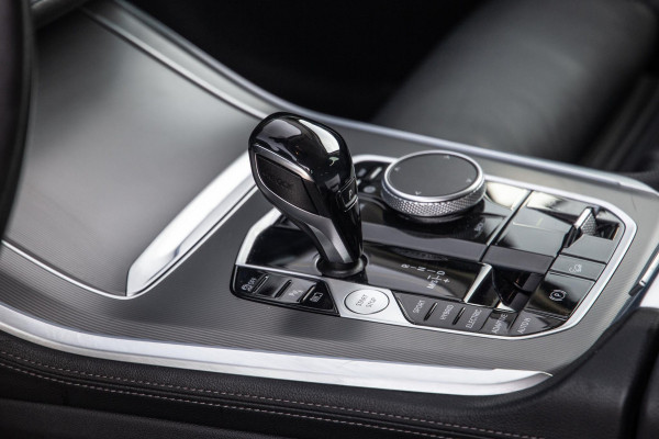 BMW X5 xDrive45e CARPLAY / CAMERA / DEALER ONDERHOUDEN /  LEER / STOELVERWARMING / BLACK ON BLACK