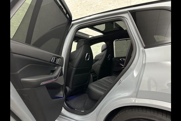 BMW X5 50e M-Sport Pro | M-Performance Stoelen | Achterasbesturing | Carbon | ACC | Panorama | 360 Camera | Soft-Close | Head-Up | M-Gordels | Trekhaak | Harman-Kardon | 22 inch | Individual Leder | Stoelventilatie | Stoelverwarming V+A | Keyless-Entry | Memory | Stuurverwarming | Iconic-Glow | Rij-Assist Pro | Beker Koeling & Verwarming | Zonwering |