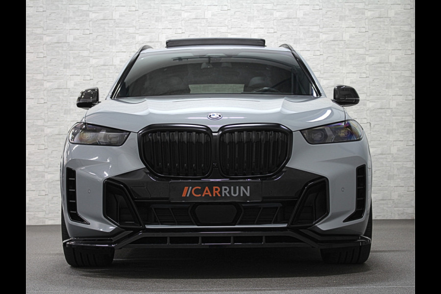 BMW X5 50e M-Sport Pro | M-Performance Stoelen | Achterasbesturing | Carbon | ACC | Panorama | 360 Camera | Soft-Close | Head-Up | M-Gordels | Trekhaak | Harman-Kardon | 22 inch | Individual Leder | Stoelventilatie | Stoelverwarming V+A | Keyless-Entry | Memory | Stuurverwarming | Iconic-Glow | Rij-Assist Pro | Beker Koeling & Verwarming | Zonwering |
