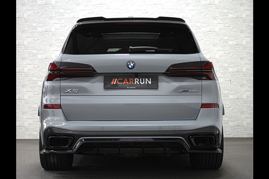 BMW X5 50e M-Sport Pro | M-Performance Stoelen | Achterasbesturing | Carbon | ACC | Panorama | 360 Camera | Soft-Close | Head-Up | M-Gordels | Trekhaak | Harman-Kardon | 22 inch | Individual Leder | Stoelventilatie | Stoelverwarming V+A | Keyless-Entry | Memory | Stuurverwarming | Iconic-Glow | Rij-Assist Pro | Beker Koeling & Verwarming | Zonwering |