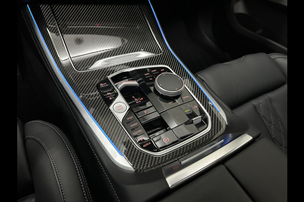 BMW X5 50e M-Sport Pro | M-Performance Stoelen | Achterasbesturing | Carbon | ACC | Panorama | 360 Camera | Soft-Close | Head-Up | M-Gordels | Trekhaak | Harman-Kardon | 22 inch | Individual Leder | Stoelventilatie | Stoelverwarming V+A | Keyless-Entry | Memory | Stuurverwarming | Iconic-Glow | Rij-Assist Pro | Beker Koeling & Verwarming | Zonwering |