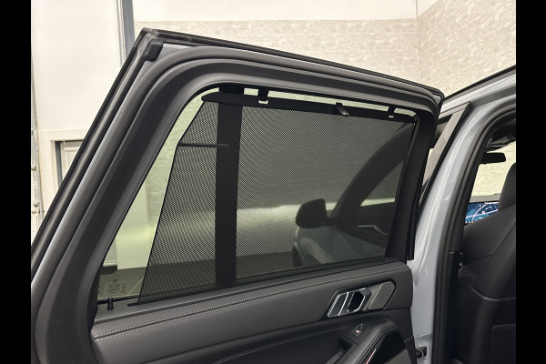 BMW X5 50e M-Sport Pro | M-Performance Stoelen | Achterasbesturing | Carbon | ACC | Panorama | 360 Camera | Soft-Close | Head-Up | M-Gordels | Trekhaak | Harman-Kardon | 22 inch | Individual Leder | Stoelventilatie | Stoelverwarming V+A | Keyless-Entry | Memory | Stuurverwarming | Iconic-Glow | Rij-Assist Pro | Beker Koeling & Verwarming | Zonwering |