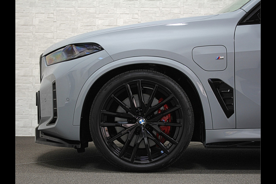 BMW X5 50e M-Sport Pro | M-Performance Stoelen | Achterasbesturing | Carbon | ACC | Panorama | 360 Camera | Soft-Close | Head-Up | M-Gordels | Trekhaak | Harman-Kardon | 22 inch | Individual Leder | Stoelventilatie | Stoelverwarming V+A | Keyless-Entry | Memory | Stuurverwarming | Iconic-Glow | Rij-Assist Pro | Beker Koeling & Verwarming | Zonwering |