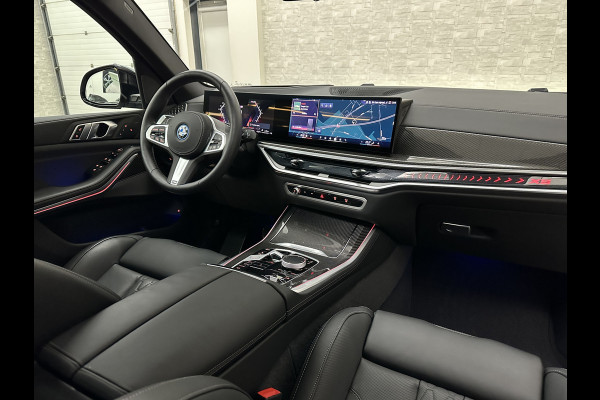 BMW X5 50e M-Sport Pro | M-Performance Stoelen | Achterasbesturing | Carbon | ACC | Panorama | 360 Camera | Soft-Close | Head-Up | M-Gordels | Trekhaak | Harman-Kardon | 22 inch | Individual Leder | Stoelventilatie | Stoelverwarming V+A | Keyless-Entry | Memory | Stuurverwarming | Iconic-Glow | Rij-Assist Pro | Beker Koeling & Verwarming | Zonwering |