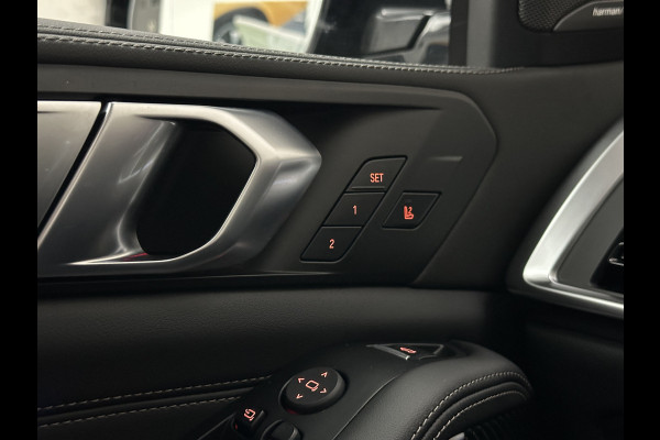 BMW X5 50e M-Sport Pro | M-Performance Stoelen | Achterasbesturing | Carbon | ACC | Panorama | 360 Camera | Soft-Close | Head-Up | M-Gordels | Trekhaak | Harman-Kardon | 22 inch | Individual Leder | Stoelventilatie | Stoelverwarming V+A | Keyless-Entry | Memory | Stuurverwarming | Iconic-Glow | Rij-Assist Pro | Beker Koeling & Verwarming | Zonwering |