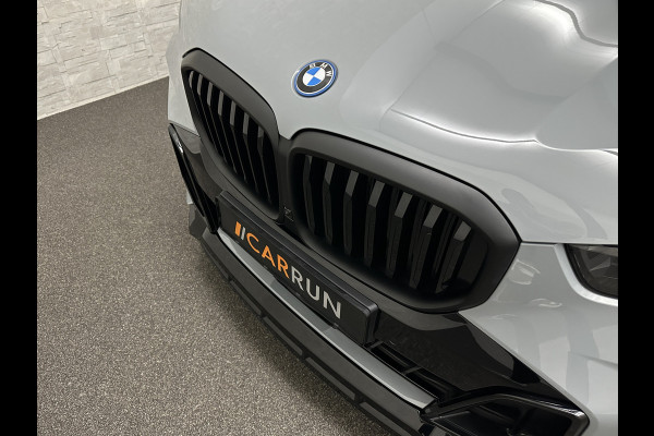 BMW X5 50e M-Sport Pro | M-Performance Stoelen | Achterasbesturing | Carbon | ACC | Panorama | 360 Camera | Soft-Close | Head-Up | M-Gordels | Trekhaak | Harman-Kardon | 22 inch | Individual Leder | Stoelventilatie | Stoelverwarming V+A | Keyless-Entry | Memory | Stuurverwarming | Iconic-Glow | Rij-Assist Pro | Beker Koeling & Verwarming | Zonwering |