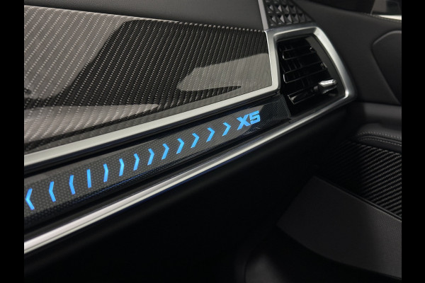 BMW X5 50e M-Sport Pro | M-Performance Stoelen | Achterasbesturing | Carbon | ACC | Panorama | 360 Camera | Soft-Close | Head-Up | M-Gordels | Trekhaak | Harman-Kardon | 22 inch | Individual Leder | Stoelventilatie | Stoelverwarming V+A | Keyless-Entry | Memory | Stuurverwarming | Iconic-Glow | Rij-Assist Pro | Beker Koeling & Verwarming | Zonwering |