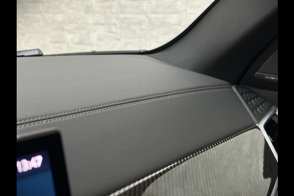 BMW X5 50e M-Sport Pro | M-Performance Stoelen | Achterasbesturing | Carbon | ACC | Panorama | 360 Camera | Soft-Close | Head-Up | M-Gordels | Trekhaak | Harman-Kardon | 22 inch | Individual Leder | Stoelventilatie | Stoelverwarming V+A | Keyless-Entry | Memory | Stuurverwarming | Iconic-Glow | Rij-Assist Pro | Beker Koeling & Verwarming | Zonwering |