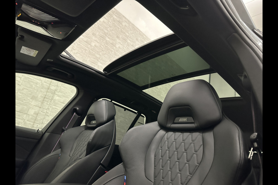 BMW X5 50e M-Sport Pro | M-Performance Stoelen | Achterasbesturing | Carbon | ACC | Panorama | 360 Camera | Soft-Close | Head-Up | M-Gordels | Trekhaak | Harman-Kardon | 22 inch | Individual Leder | Stoelventilatie | Stoelverwarming V+A | Keyless-Entry | Memory | Stuurverwarming | Iconic-Glow | Rij-Assist Pro | Beker Koeling & Verwarming | Zonwering |