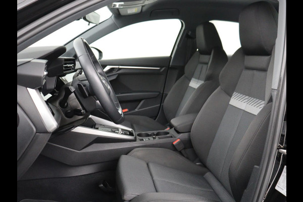 Audi A3 Limousine 30 TFSI Advanced edition | Stoelverwarming | Adaptive Cruise | Trekhaak | Carplay | LED | PDC | Navigatie | DAB