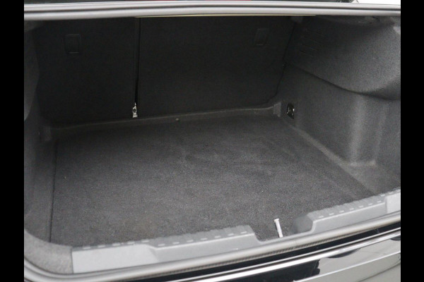 Audi A3 Limousine 30 TFSI Advanced edition | Stoelverwarming | Adaptive Cruise | Trekhaak | Carplay | LED | PDC | Navigatie | DAB