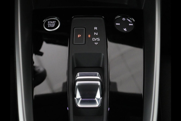 Audi A3 Limousine 30 TFSI Advanced edition | Stoelverwarming | Adaptive Cruise | Trekhaak | Carplay | LED | PDC | Navigatie | DAB