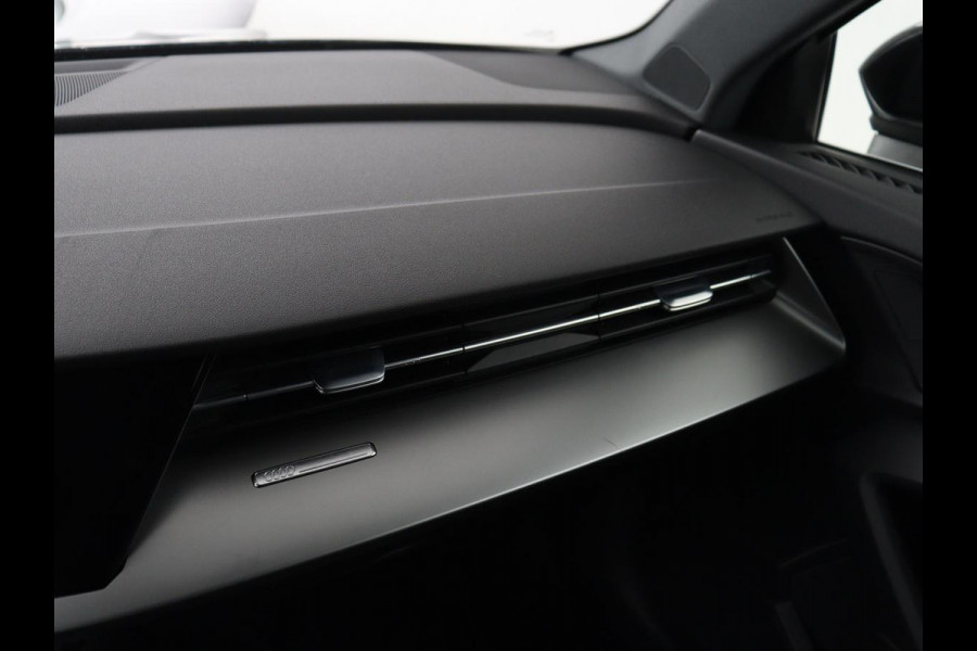 Audi A3 Limousine 30 TFSI Advanced edition | Stoelverwarming | Adaptive Cruise | Trekhaak | Carplay | LED | PDC | Navigatie | DAB