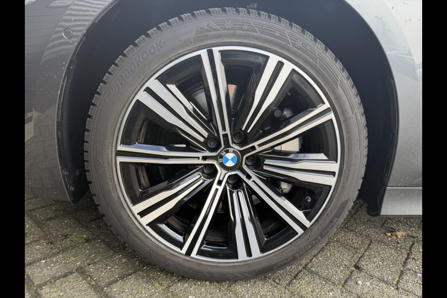 BMW 3-serie 330e | 360* Camera | Navigatie | Lederen Bekleding | DAB | Trekhaak |