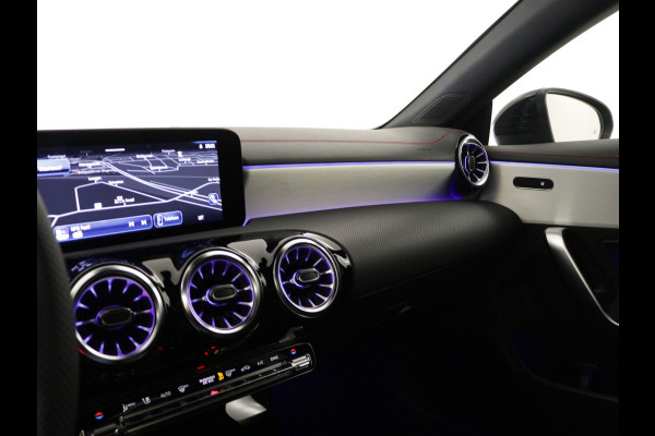 Mercedes-Benz CLA-Klasse 180 AMG Line 5 spaaks lichtmetalen velgen | Nightpakket | Premium Pakket | Distronic | Inclusief 24 maanden Mercedes-Benz Certified garantie voor Europa.