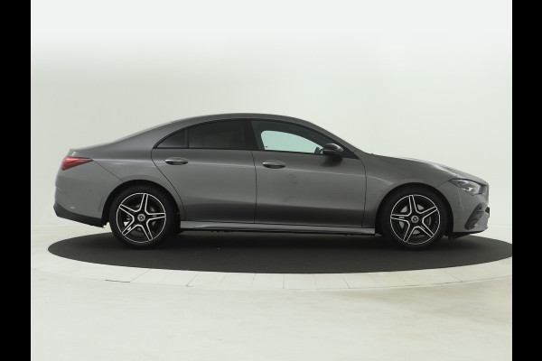 Mercedes-Benz CLA-Klasse 180 AMG Line 5 spaaks lichtmetalen velgen | Nightpakket | Premium Pakket | Distronic | Inclusief 24 maanden Mercedes-Benz Certified garantie voor Europa.