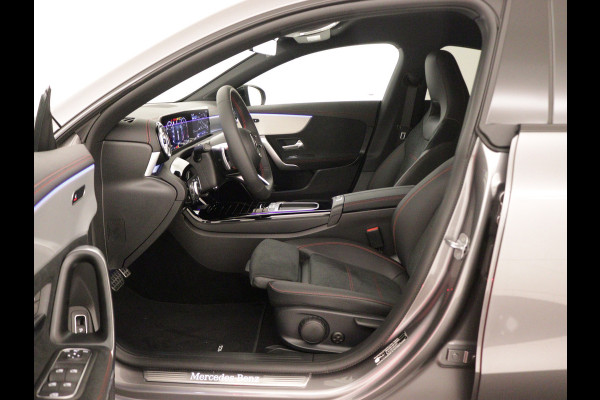 Mercedes-Benz CLA-Klasse 180 AMG Line 5 spaaks lichtmetalen velgen | Nightpakket | Premium Pakket | Distronic | Inclusief 24 maanden Mercedes-Benz Certified garantie voor Europa.