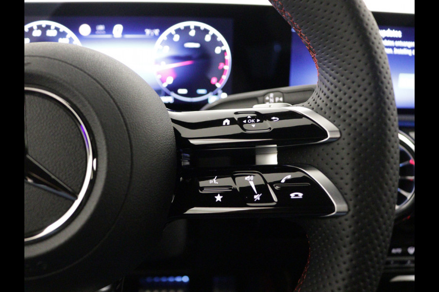 Mercedes-Benz CLA-Klasse 180 AMG Line 5 spaaks lichtmetalen velgen | Nightpakket | Premium Pakket | Distronic | Inclusief 24 maanden Mercedes-Benz Certified garantie voor Europa.