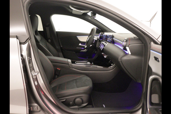 Mercedes-Benz CLA-Klasse 180 AMG Line 5 spaaks lichtmetalen velgen | Nightpakket | Premium Pakket | Distronic | Inclusief 24 maanden Mercedes-Benz Certified garantie voor Europa.