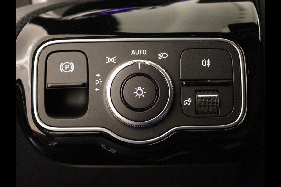 Mercedes-Benz CLA-Klasse 180 AMG Line 5 spaaks lichtmetalen velgen | Nightpakket | Premium Pakket | Distronic | Inclusief 24 maanden Mercedes-Benz Certified garantie voor Europa.