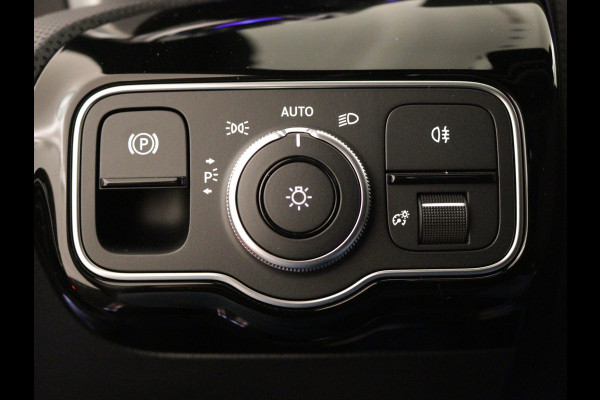 Mercedes-Benz CLA-Klasse 180 AMG Line 5 spaaks lichtmetalen velgen | Nightpakket | Premium Pakket | Distronic | Inclusief 24 maanden Mercedes-Benz Certified garantie voor Europa.