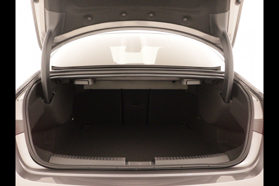 Mercedes-Benz CLA-Klasse 180 AMG Line 5 spaaks lichtmetalen velgen | Nightpakket | Premium Pakket | Distronic | Inclusief 24 maanden Mercedes-Benz Certified garantie voor Europa.