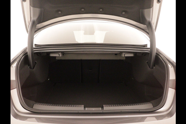 Mercedes-Benz CLA-Klasse 180 AMG Line 5 spaaks lichtmetalen velgen | Nightpakket | Premium Pakket | Distronic | Inclusief 24 maanden Mercedes-Benz Certified garantie voor Europa.