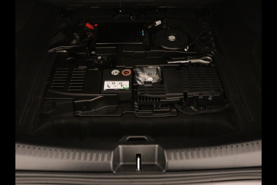 Mercedes-Benz CLA-Klasse 180 AMG Line 5 spaaks lichtmetalen velgen | Nightpakket | Premium Pakket | Distronic | Inclusief 24 maanden Mercedes-Benz Certified garantie voor Europa.