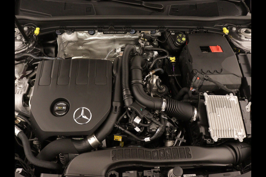 Mercedes-Benz CLA-Klasse 180 AMG Line 5 spaaks lichtmetalen velgen | Nightpakket | Premium Pakket | Distronic | Inclusief 24 maanden Mercedes-Benz Certified garantie voor Europa.