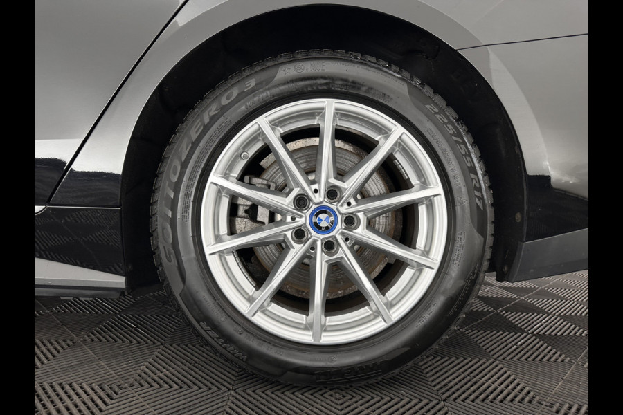 BMW i4 eDrive40 High Executive 84 kWh [ 3-Fase-11kW ] {SOH-95%} (INCL.BTW) Aut. *HEATPUMP | LEATHER | FULL-LED | DIGI-COCKPIT | HEATED-SPORTSEATS | CAMERA | KEYLESS | HIFI-SOUND | PRIVACYGLASS | ECC | AMBIENTLIGHT | PDC | HEAD-UP | CRUISE | 17''ALU*