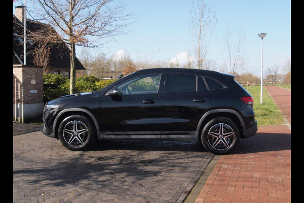 Mercedes-Benz EQA 250 Business Solution AMG 67 kWh | SOH 99% | Sfeerverlichting | 14.000 KM | NL-Auto | Nieuwstaat |