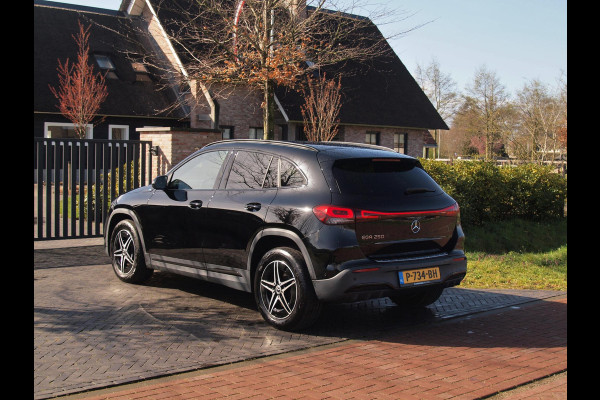 Mercedes-Benz EQA 250 Business Solution AMG 67 kWh | SOH 99% | Sfeerverlichting | 14.000 KM | NL-Auto | Nieuwstaat |