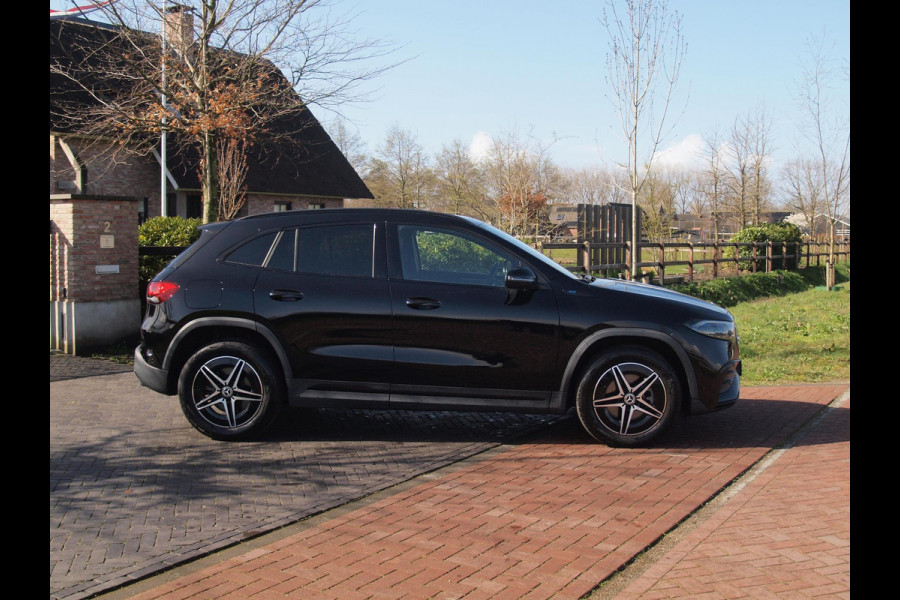 Mercedes-Benz EQA 250 Business Solution AMG 67 kWh | SOH 99% | Sfeerverlichting | 14.000 KM | NL-Auto | Nieuwstaat |